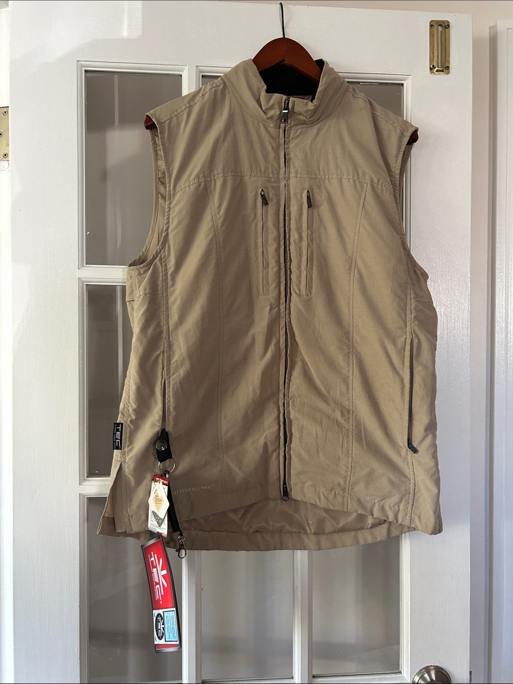 Scottevest Men's Khaki Travel Vest NWT with Multiple Zip Pockets